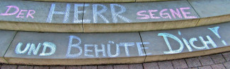 Segensworte mit Straßenmahlkreide auf eine Treppe gemalt
