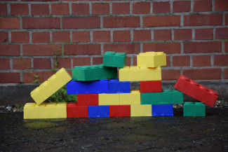 Legomauer vor Kirchenmauer