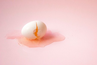 Ein zerbrochenes rohes Ei