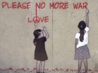 zwei Kinder schreiben an die Wand: No more war