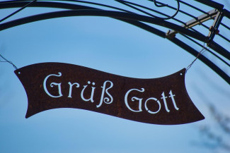 Schild mit Grüß Gott