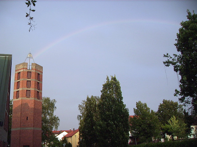 Kirchturm der evangelischen Johanneskirche mit Regenbogen